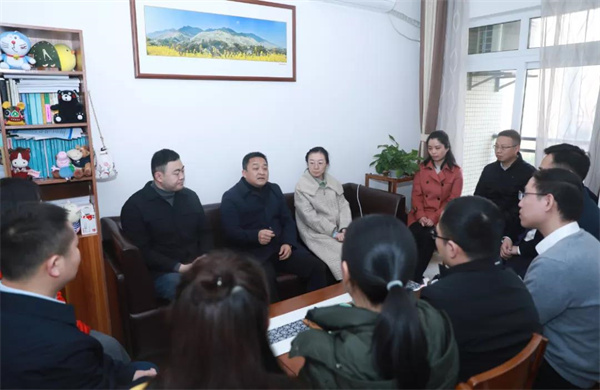 市委常委、组织部部长江彬走访慰问人才.jpg 市委常委、组织部部长江彬走访慰问人才.jpg