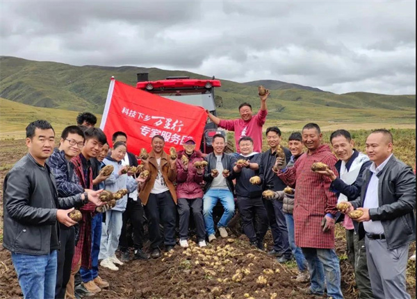 科技下乡万里行马铃薯服务团首席专家王西瑶教授在阿坝县河支村指导合作社现场测产.jpg 科技下乡万里行马铃薯服务团首席专家王西瑶教授在阿坝县河支村指导合作社现场测产.jpg