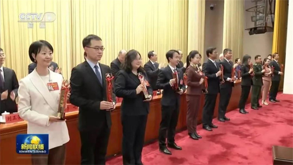 四川日报记者王眉灵、王云获中国新闻奖一等奖.jpg 四川日报记者王眉灵、王云获中国新闻奖一等奖.jpg