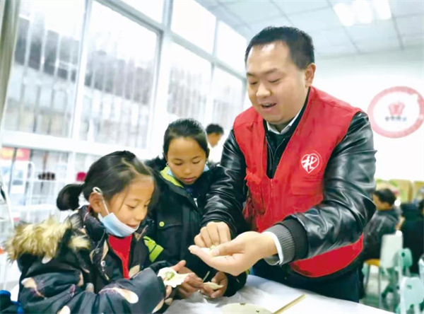 社工人才和留守儿童一起包饺子.jpg 社工人才和留守儿童一起包饺子.jpg